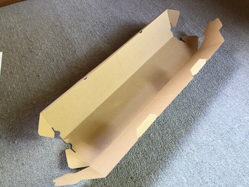 全体を広げて、線に合わせて折っていく