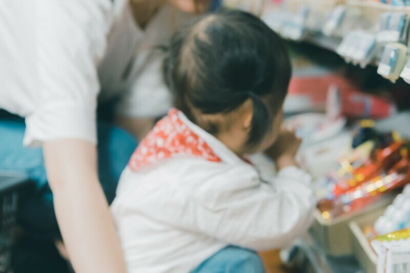 お菓子を噛んで開けて食べていまし