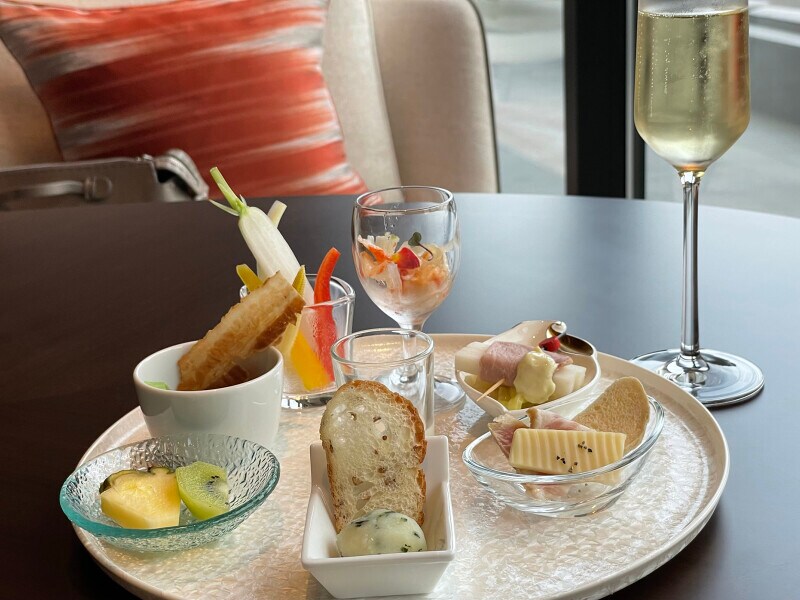 カクテルタイムにはシャンパンをはじめとするドリンクやフィンガーフードを