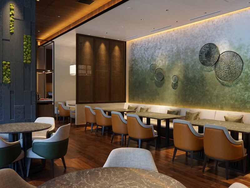 レストラン「白露/SHIRATSUYU」。壁を彩っているのはブナの原生林をモチーフにしたオブジェ