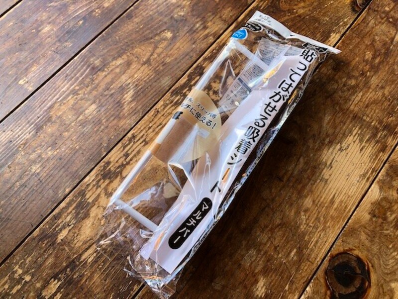 セリアの「貼ってはがせる吸着シート　マルチバー」