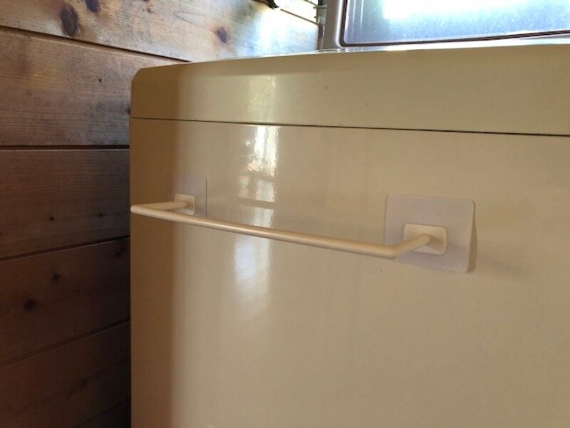 シートを剥がして、取り付けたい場所に貼る