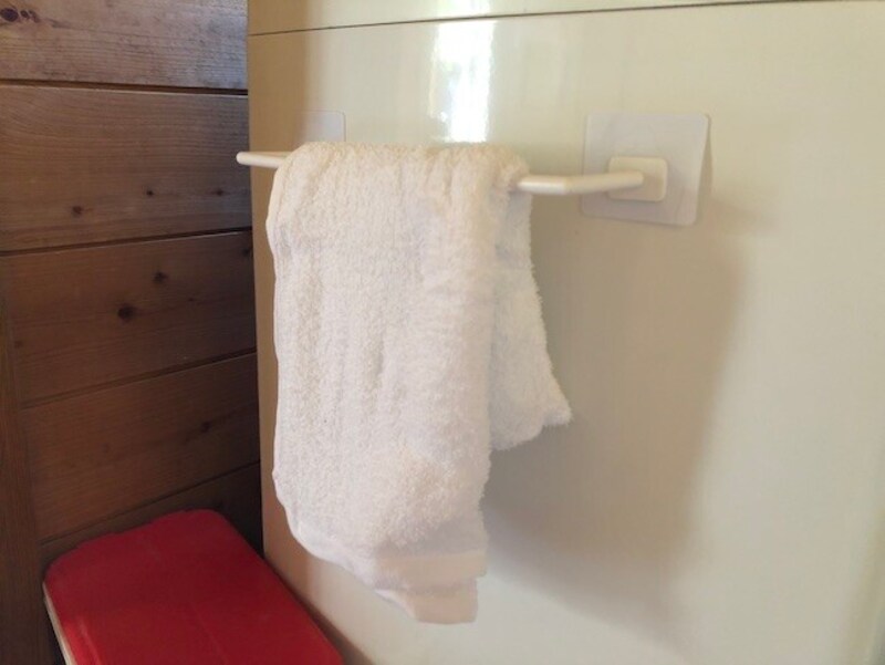 「貼ってはがせる吸着シート　マルチバー」にタオルをかける