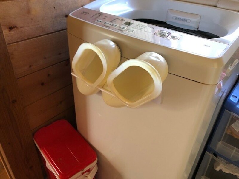 「貼ってはがせる吸着シート　マルチバー」にお風呂洗いシューズをかける