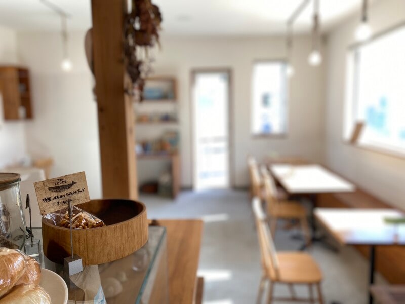 柔らかい朝の光が気持ちよく差し込む店内。カフェの一角には松島さんの集めた素敵な絵本のコーナーも。