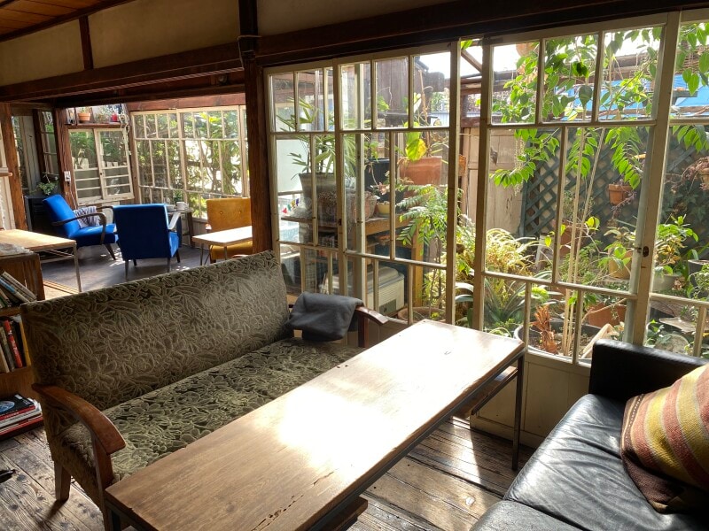 入り口の佇まいから想像するよりも奥行のある広い店内。