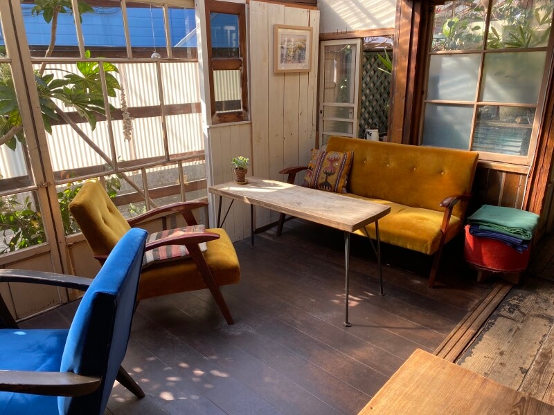 座る席ごとに気分の変わる、色とりどりのソファ。