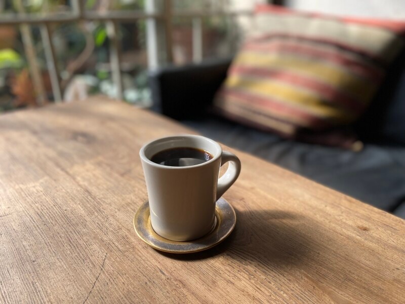 ふくよかで味わい深い珈琲を、ソファに腰かけていただく時間は格別。