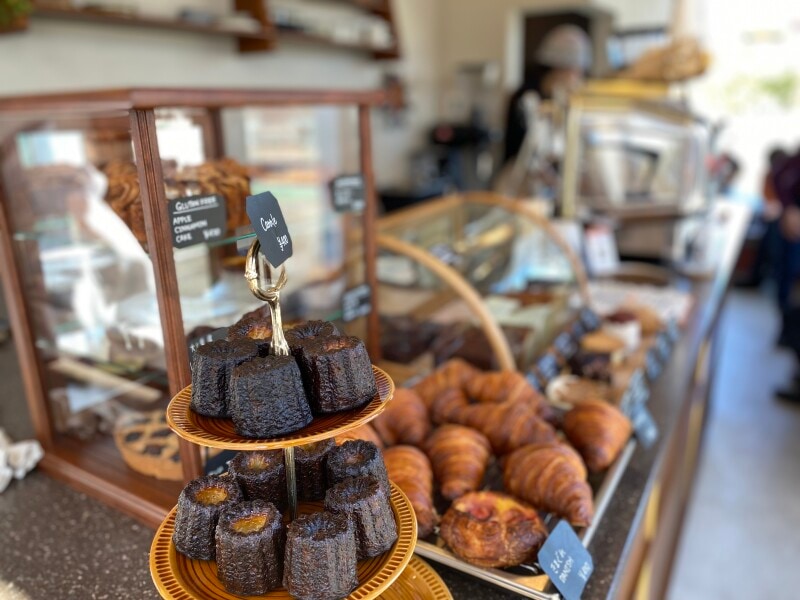 カウンターにはカヌレやクロワッサンなど、珈琲に合う焼き菓子が並ぶ。