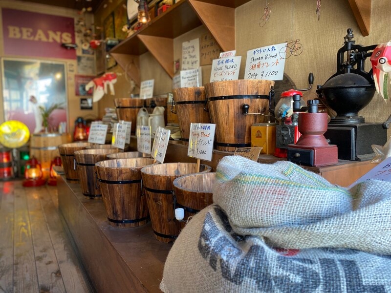 ズラリと並んだ樽の中から好きな豆を選ぶのも楽しい。