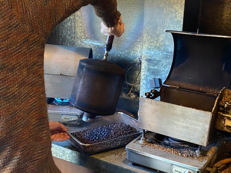 煎った豆を取り出して……。