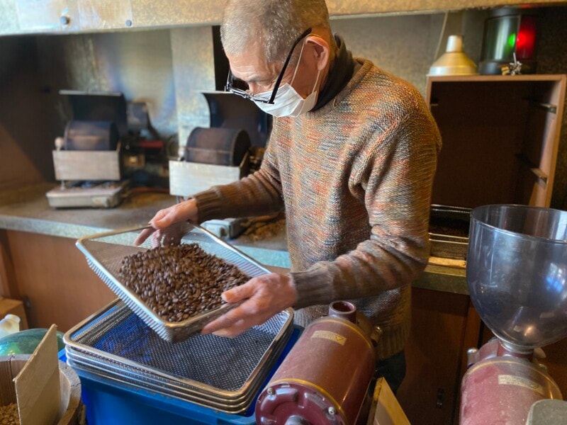 店主の田口さんの目利きによって、不適格な豆は排除される。