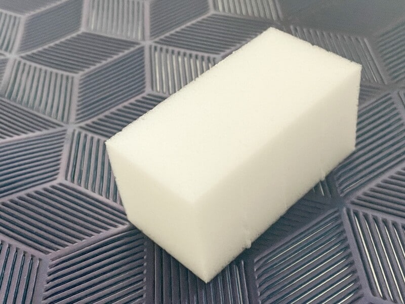 非常に細かい繊維でできているメラミンスポンジ