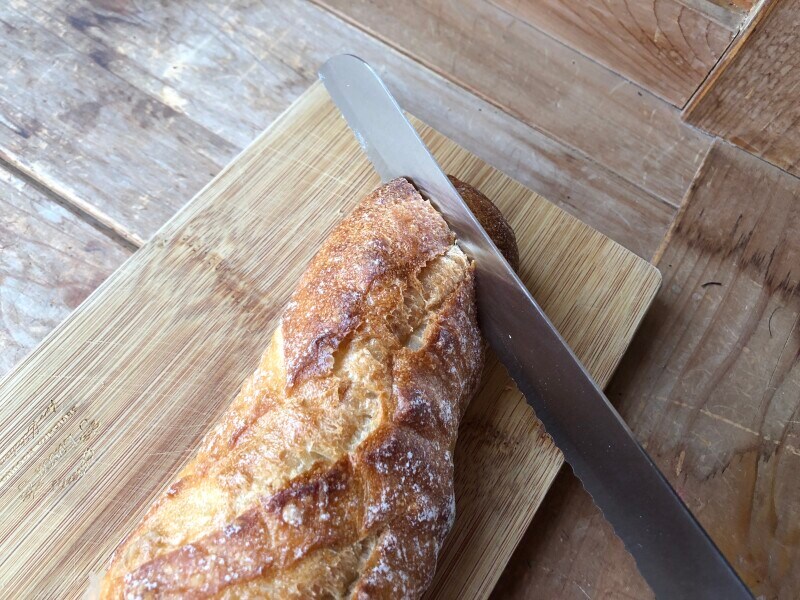 フランスパンをザクザクカットできる