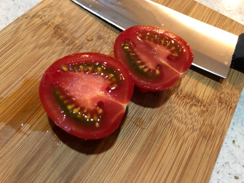 「セリアの万能包丁」でトマトをカット