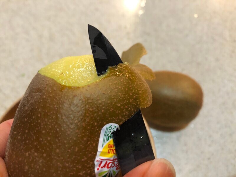 「ダイソーの黒いセラミックナイフ」でキウイの皮をむく