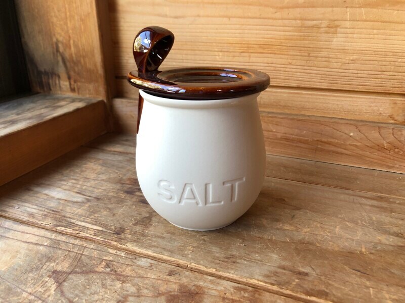 「ダイソーのサラサラお塩の素焼きポット」