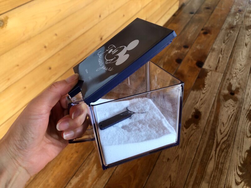 指を引っ掛けると簡単にふたがあく