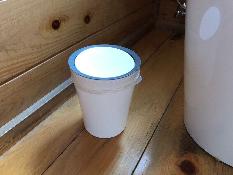 ダイソーの「スウィングゴミ箱」をトイレで使う
