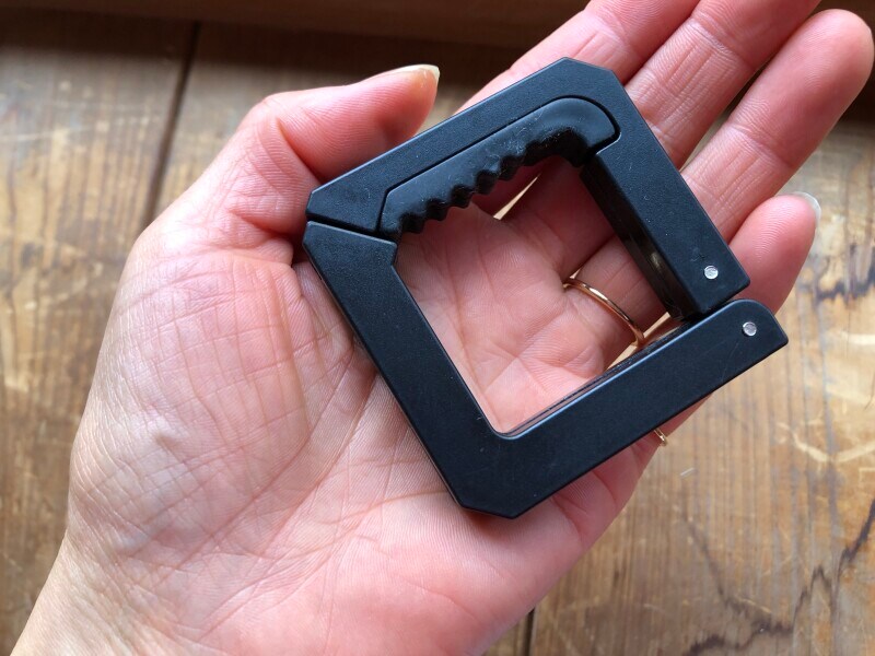 「ダイソーのバッグフック（スクエアタイプ）」は手のひらに乗るサイズ