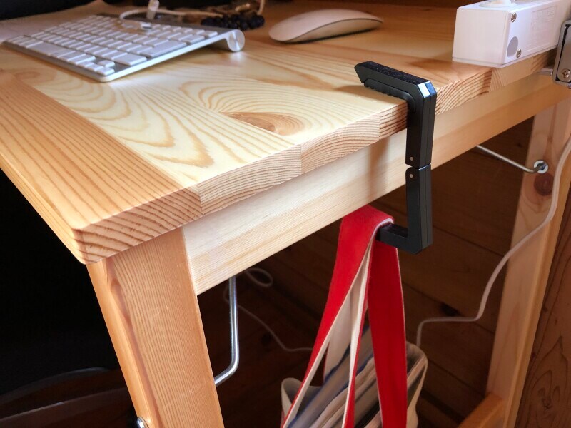 テーブルにかけて、下にバッグを引っかける