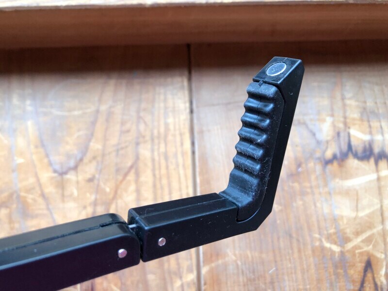 シリコーン樹脂がクッションになるから、テーブルが傷づかない