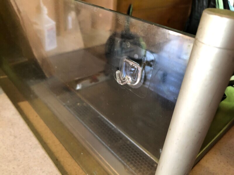 コンロの向かいにあるガラスに貼っている