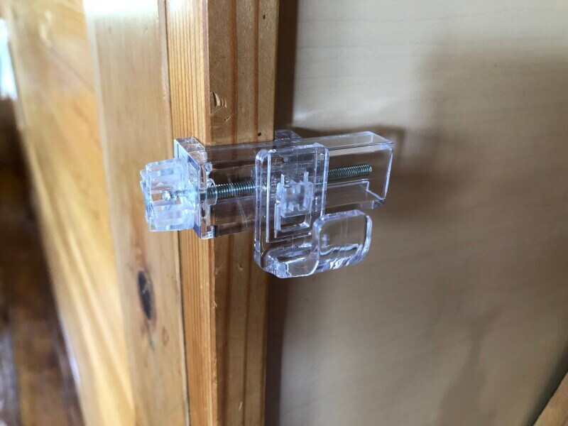 厚さが10～50mm、奥行きが10mm以上のかもいや窓枠で使える