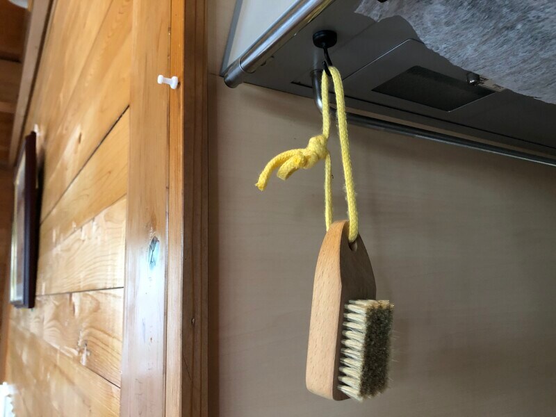 根菜ブラシをぶら下げて乾かしている