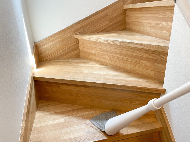 ほうきで階段掃除