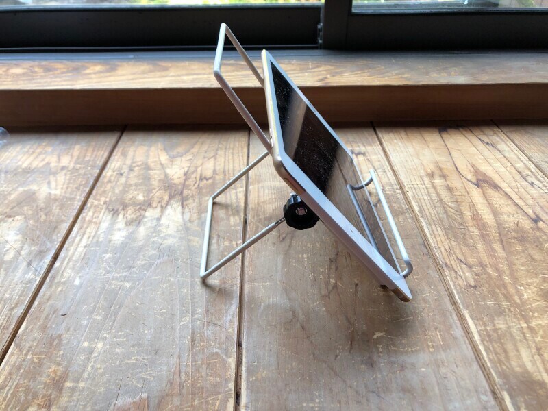 「ダイソーのタブレットPC用スタンド」は微妙な角度調整ができる