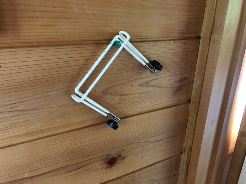 「ダイソーのタブレットPC用スタンド」は壁かけもできる