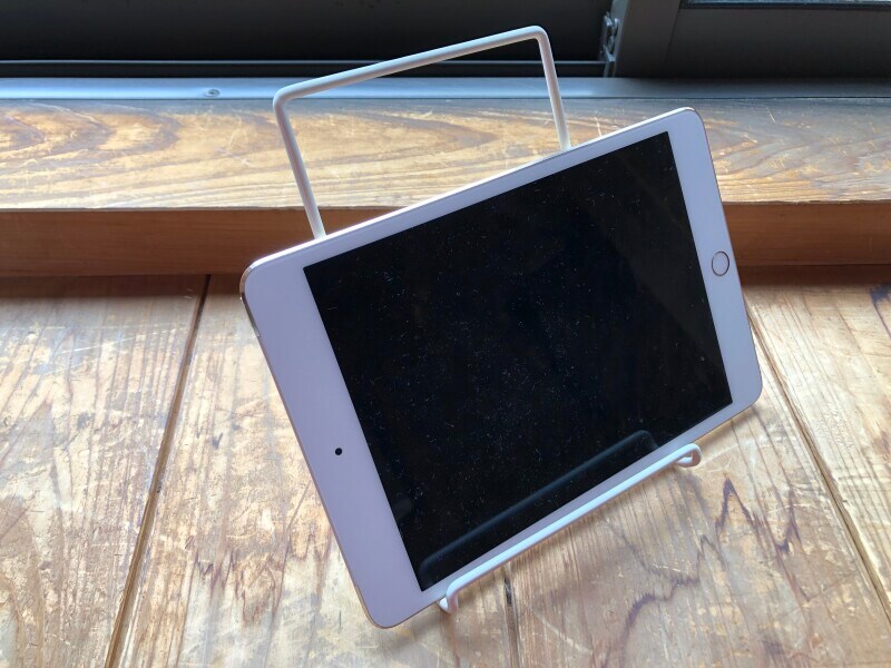 「ダイソーのタブレットPC用スタンド」を開いて角度の調整をするだけ