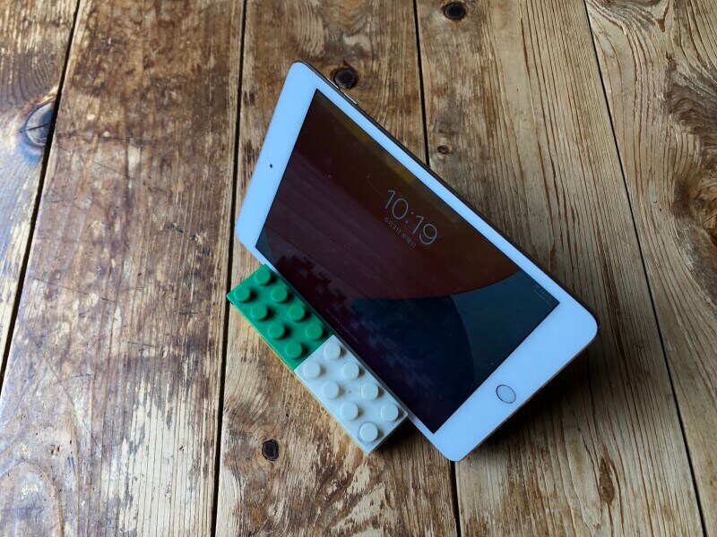 レゴを組み立ててタブレットスタンドに