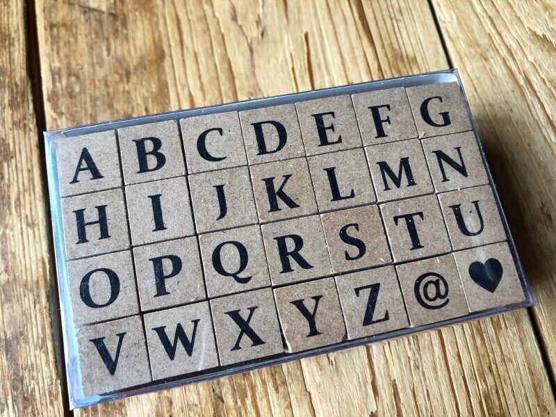 ダイソーの「MDFスタンプ　アルファベット」