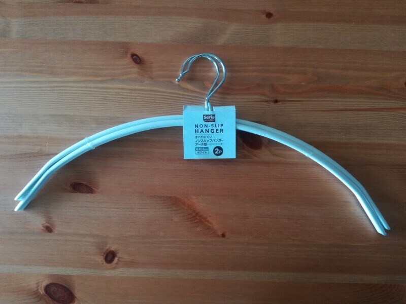 セリアの「すべりにくいノンスリップハンガーアーチ形」