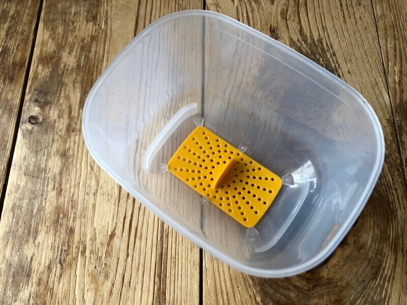 セリアの「温泉たまご器」は底にスノコとお湯が抜ける栓がある