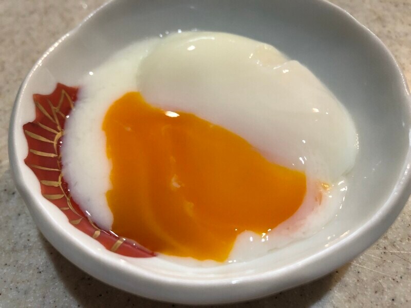 温泉たまごをわると、中からとろりとした黄身が。