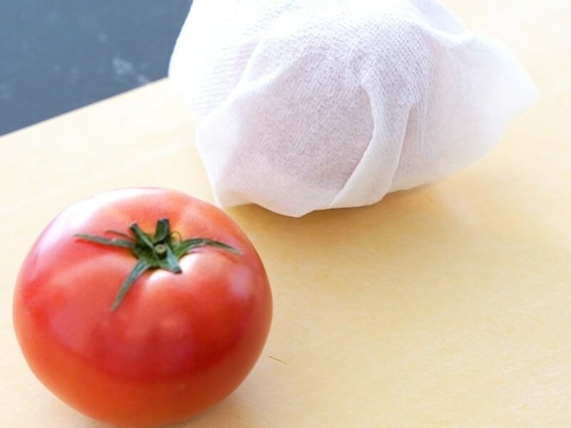 へたが下になるようにキッチンペーパーで包みます