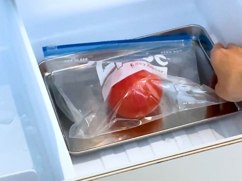 金属製トレイにのせて、素早く冷凍