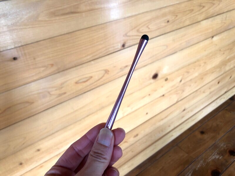 セリアで買える「持ちやすいフォルム　アルミタッチペン」の形
