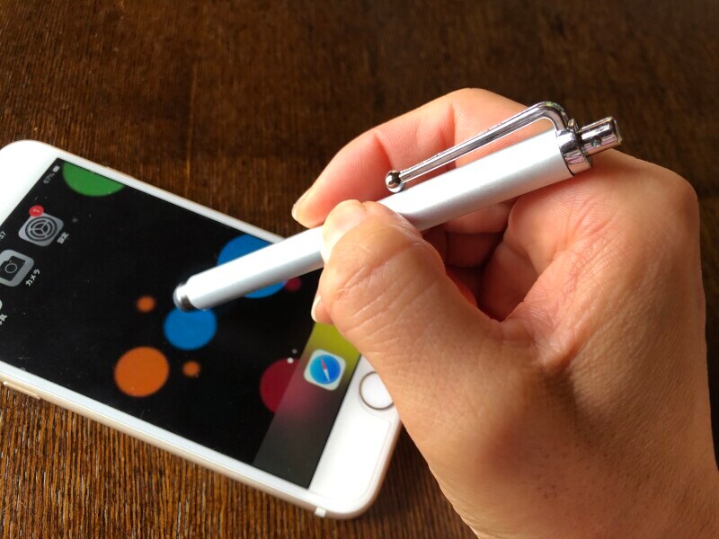 キャンドゥの「タッチペン　ロングタイプ」はアルミ素材でとても軽い