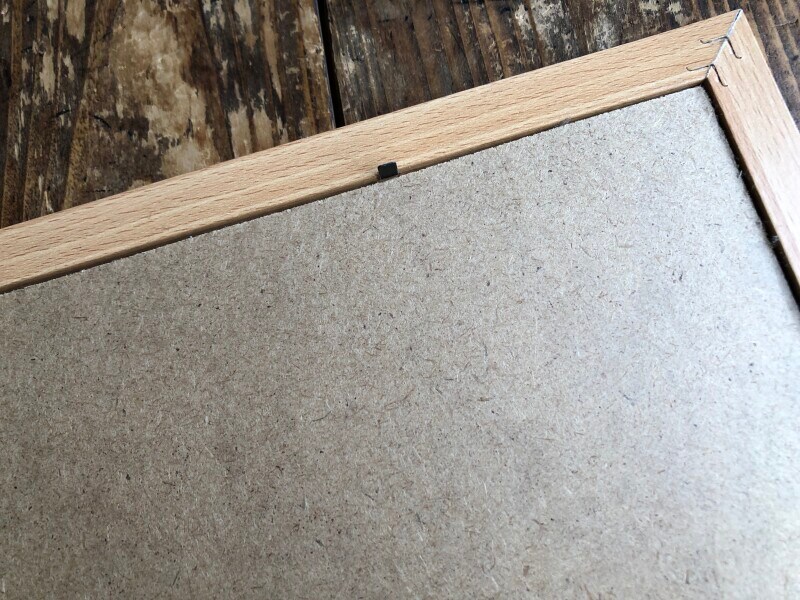 裏側にある留め金をまっすぐにすると、ボードを外せる