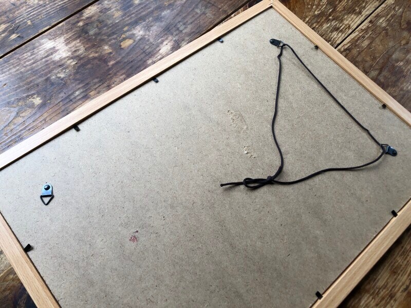 紐を通すフックが3つ付いている