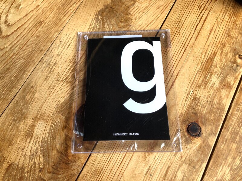 「セリアのフォトフレーム　透明タイプ　ポストカードサイズ」