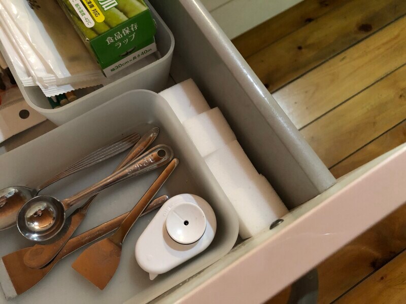 メラミンスポンジで隙間を埋めてケースを固定