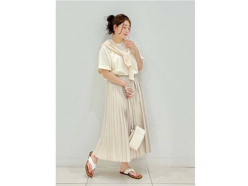 きれいめ見えするプリーツスカートがウエストゴムなのは嬉しいポイント 出典:StyleHint