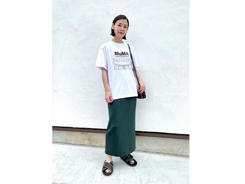 美シルエットのスカートでゆったりTシャツもスタイリッシュに　出典：StyleHint