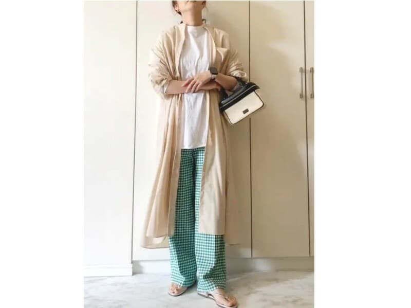 夏らしく爽やかなギンガムチェック柄で遊び心のあるコーデに　出典：WEAR