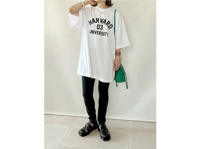 グリーンの色味がコーディネートのポイントになってくれます　出典：WEAR